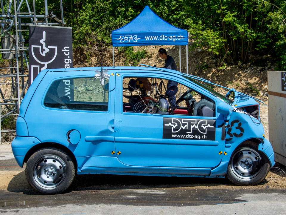 Fahrzeug gecrasht blau